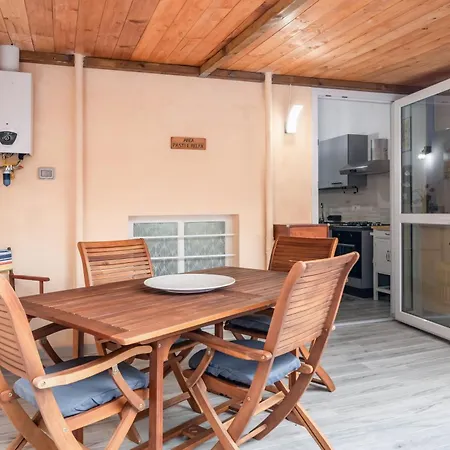 Guesthost - Charming Flat With Terraces X6 Appartement