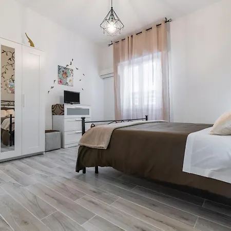 Guesthost - Charming Flat With Terraces X6 Appartement