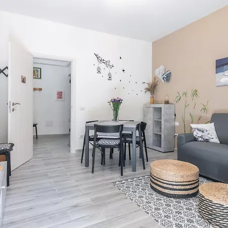 Guesthost - Charming Flat With Terraces X6 Apartman *
