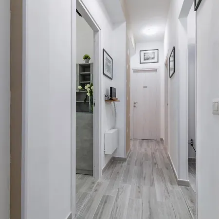 Apartman Guesthost - Charming Flat With Terraces X6 *